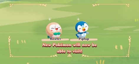 Pokémon Café ReMix - La aplicación introduce a Rowlet y Piplup como nuevos visitantes al café, presentados con un diseño de bordes decorativos en un fondo de paisaje verde.