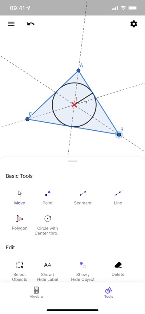 GeoGebra Calculator Suite - La aplicación facilita la construcción geométrica dinámica, permitiendo a los usuarios crear un triángulo con un círculo inscrito y acceder a herramientas básicas como 'Segment' y 'Polygon'.