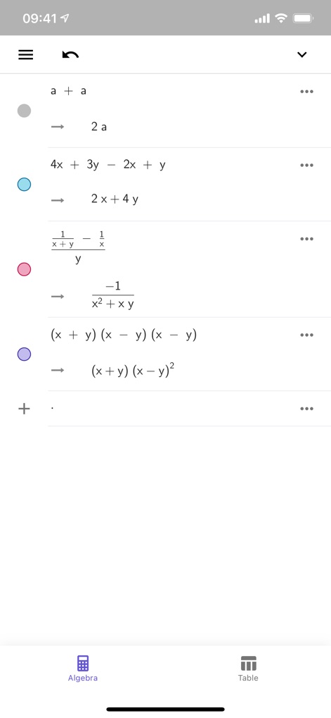 GeoGebra Calculator Suite - La suite ofrece un potente motor de Álgebra Computacional (CAS), demostrando la simplificación de 'a + a' en '2a' y la manipulación de expresiones fraccionarias.