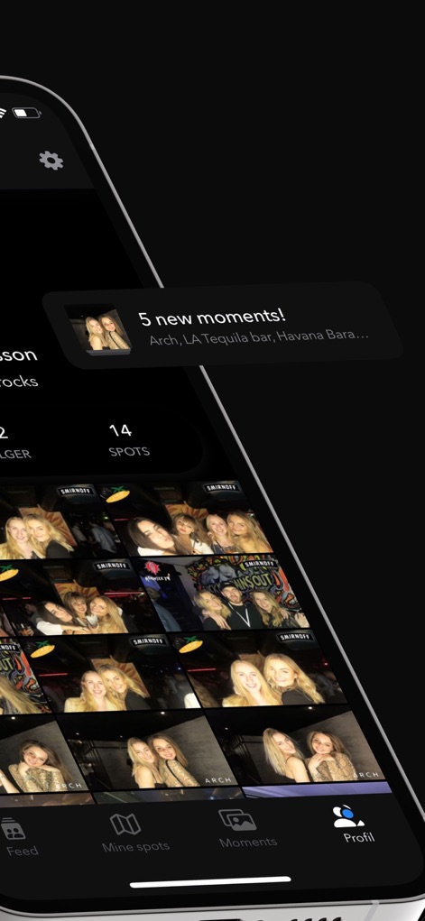 Lightbooth - L'application notifie les utilisateurs des "5 nouveaux moments!" et présente une grille de photos récemment ajoutées.