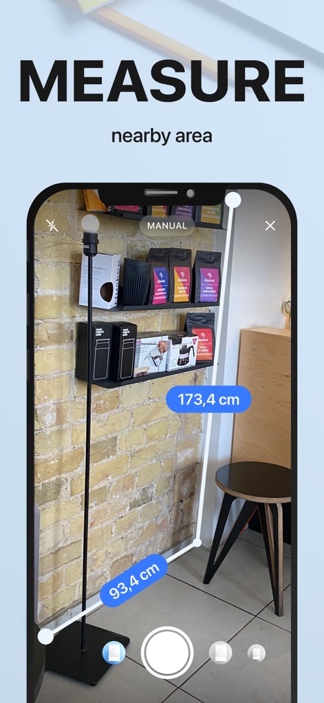 xScan : Document Scanner App - Questo strumento offre funzionalità di misurazione in realtà aumentata, come mostrato dalle dimensioni di 173,4 cm e 93,4 cm, per stimare distanze e oggetti nell'ambiente.