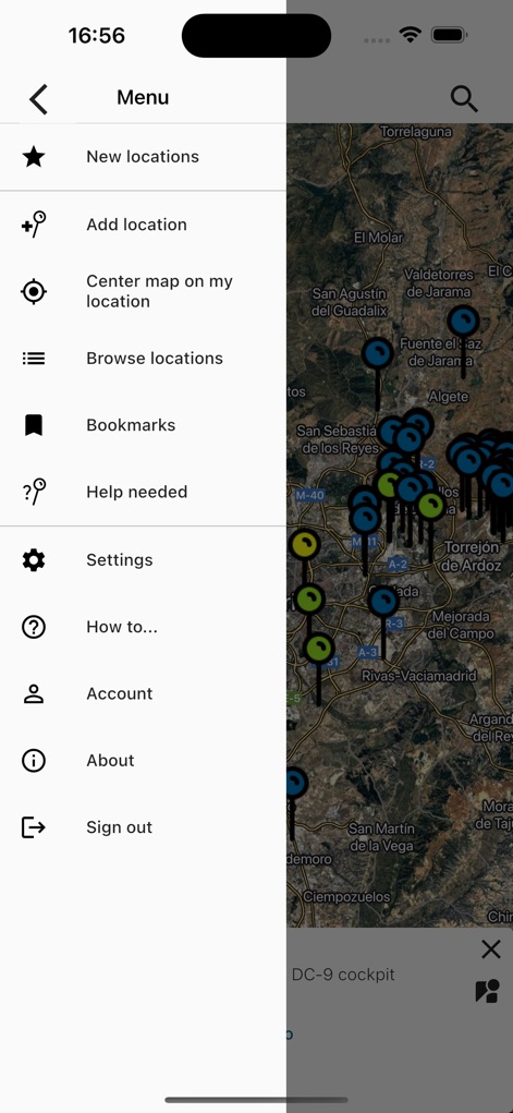 Wrecks & Relics - Uma sobreposição de menu lateral permite aos usuários acessar diversas funcionalidades como "Novos locais" e "Configurações", enquanto mantém parte do mapa visível ao fundo.