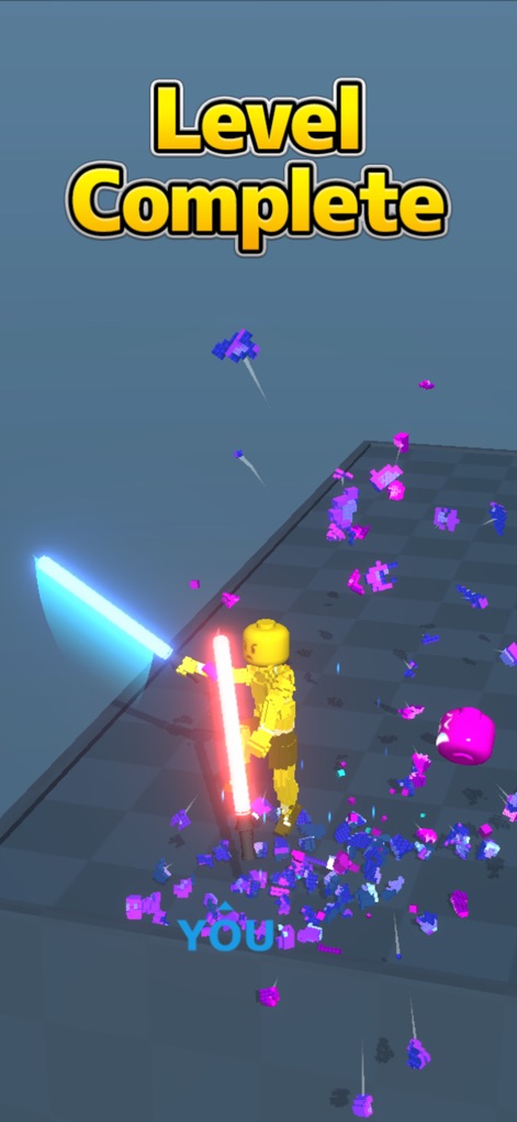 Block Gladiator 3D: sword duel - Les utilisateurs célèbrent la victoire avec la destruction spectaculaire des blocs ennemis et un écran 'Level Complete' gratifiant.