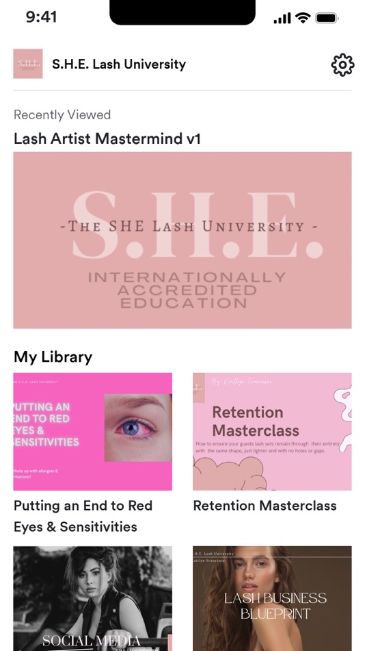 #2. S.H.E. Lash University (iOS) Podle: Emily Sudduth