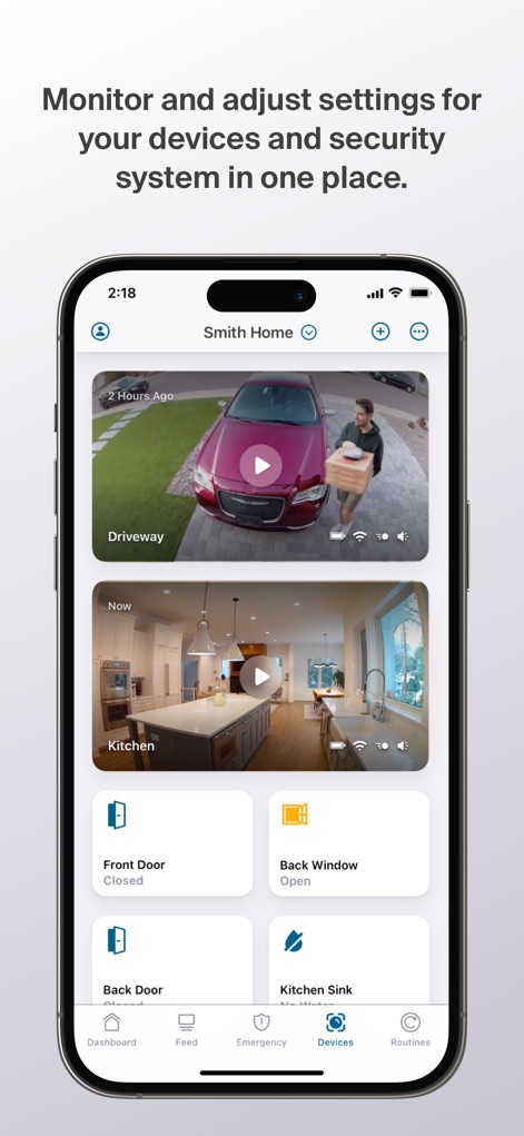 Arlo Secure: Home Security - La interfaz permite a los usuarios gestionar sus dispositivos y ver vistas en vivo de cámaras como la del "Driveway" y la de la "Kitchen" desde un solo lugar.