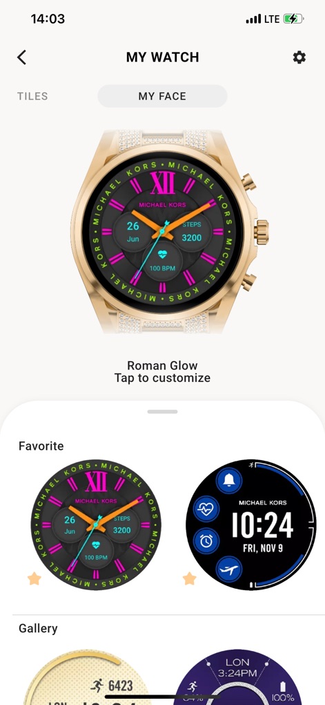 Michael Kors Access - この画面では、ユーザーは「Roman Glow」のような多様なウォッチフェイスをプレビューし、お気に入りのウォッチフェイスを「お気に入り」セクションで管理できます。