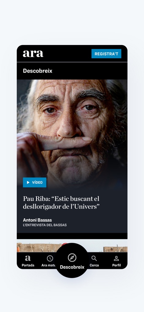 Diari ARA - La section "Descobreix" invite les lecteurs à explorer des contenus intemporels et des entretiens approfondis, souvent présentés avec des éléments visuels tels que des vidéos intégrées pour une immersion accrue.