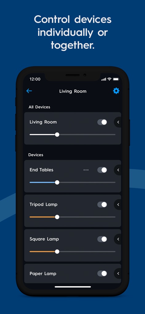 Cync (the new name of C by GE) - この画面は、各デバイス（エンドテーブル、三脚ランプなど）のオンオフを個別に切り替える機能と、リビングルーム全体のデバイスを一括で制御するオプションを示します。