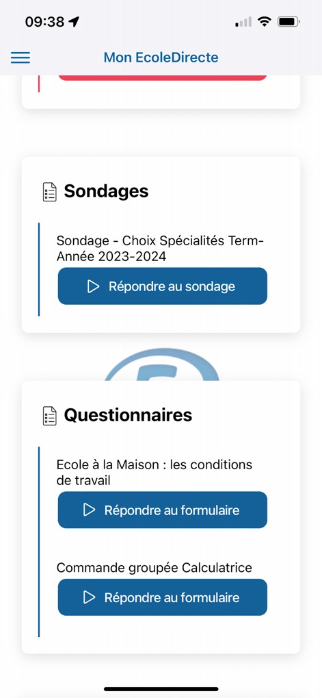 Mon EcoleDirecte - Esta interfaz presenta claramente las secciones de 'Sondages' y 'Questionnaires', permitiendo a los usuarios interactuar con encuestas de 'Choix Spécialités Term-Année 2023-2024' y 'Formulaires' con botones de acción directos para una gestión eficiente.