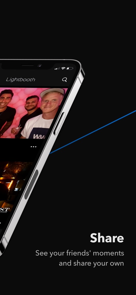 Lightbooth - L'application affiche un flux immersif des moments partagés par les amis et intègre une icône de recherche pour faciliter la découverte de contenu.