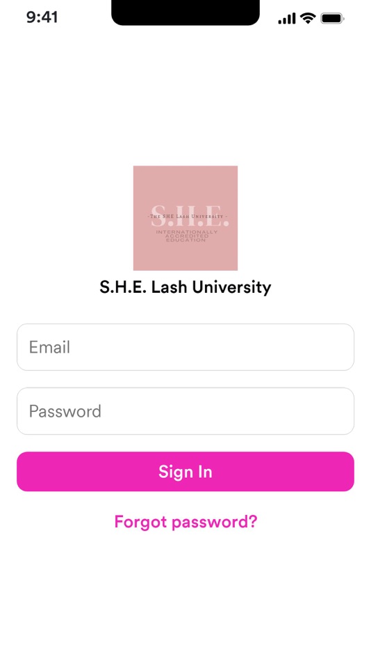 #1. S.H.E. Lash University (iOS) Podle: Emily Sudduth