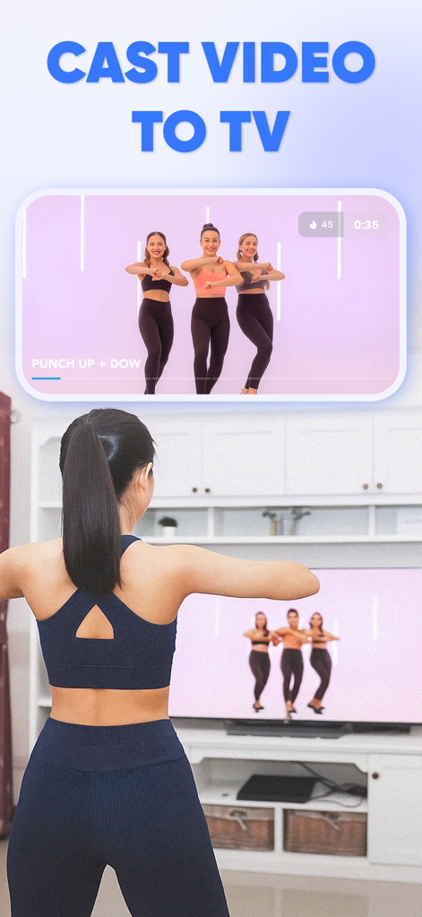 Dancebit: Home Dance Workouts - Los usuarios pueden disfrutar de una experiencia inmersiva al transmitir los videos de entrenamiento directamente a su televisor, como se ve en la pantalla de una mujer bailando mientras la instrucción se refleja simultáneamente en la televisión y en el dispositivo móvil.