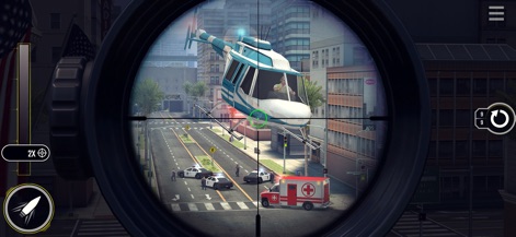 Pure Sniper: Gun Shooter Games - El juego ofrece una vista detallada a través de la mira telescópica, enfocando un helicóptero con figuras en su interior y vehículos de emergencia en la calle.