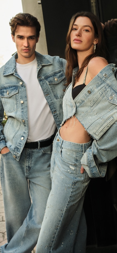 Koton:Giyim Alışveriş Sitesi - Esta imagen promocional destaca la versatilidad de la ropa vaquera de la marca, mostrando la textura detallada de las prendas de mezclilla y la inclusión de sutiles adornos en el conjunto femenino.