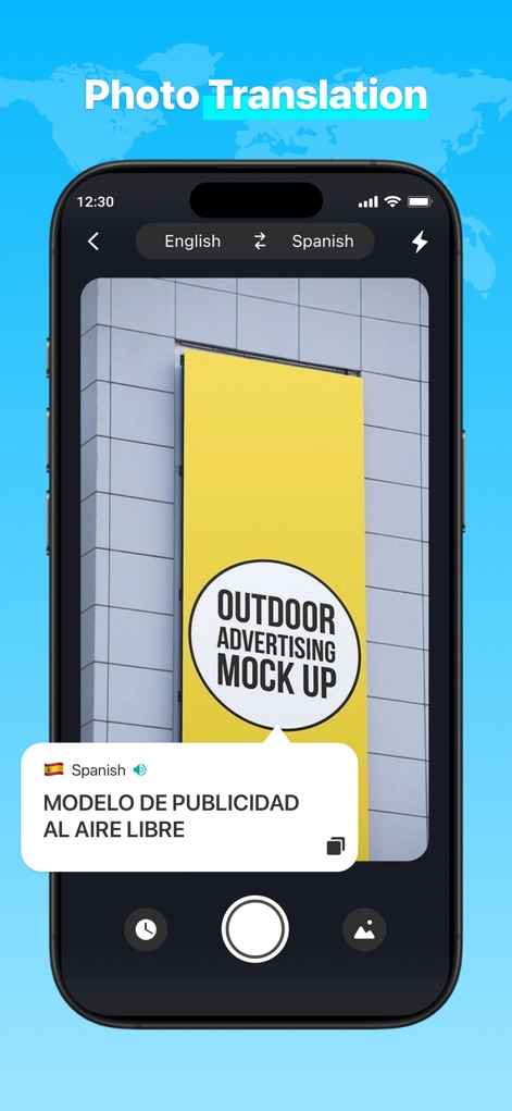AI Real-time Translator - O aplicativo demonstra a funcionalidade de tradução por foto, onde um letreiro de "Outdoor Advertising Mock Up" é traduzido diretamente para o espanhol com uma bolha de fala sobreposta ao visual.