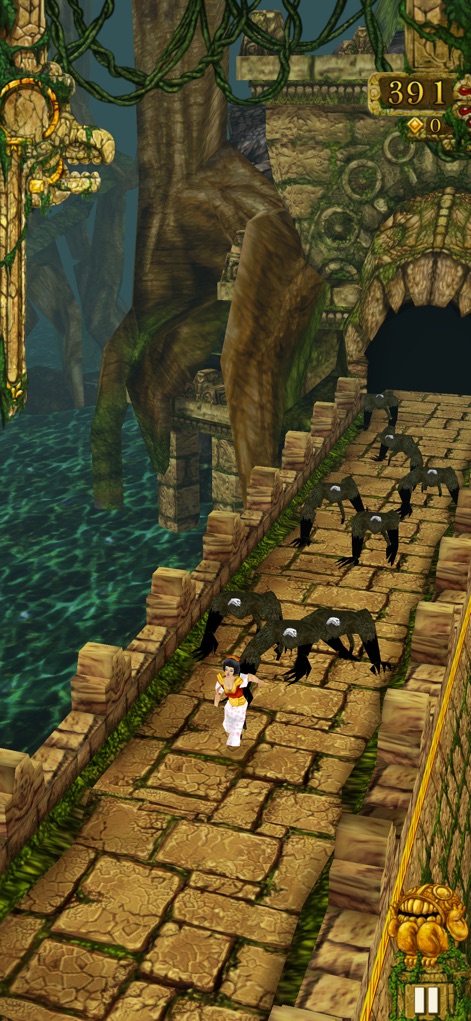 Temple Run - Spieler navigieren durch eine gefährliche Passage, in der dunkle Schwärme fliegender Kreaturen den Weg blockieren und riesige, alte Baumwurzeln eine unheilvolle Kulisse bilden.