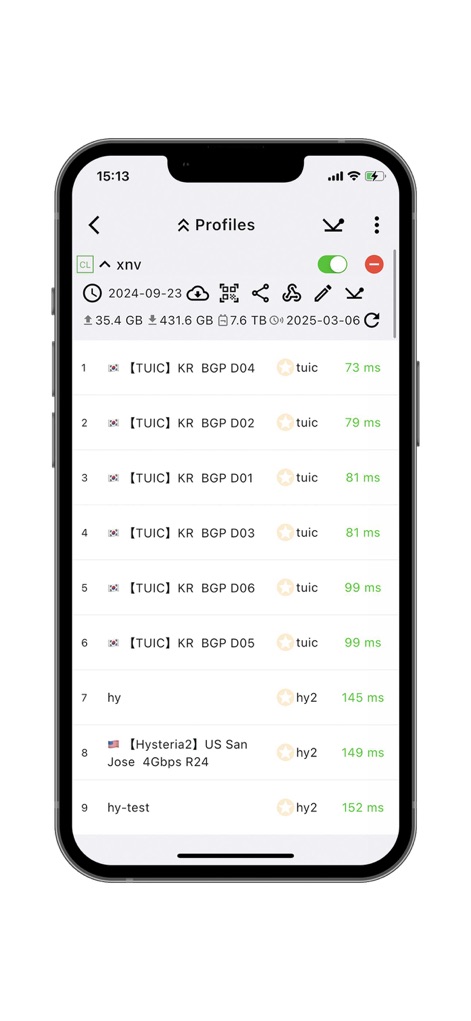 Karing - プロファイル管理画面では、ユーザーは既存のプロファイル「xnv」の総データ使用量を確認でき、リストされた各サーバーの「現在のレイテンシ」(例:73ms)を比較して最適な接続先を選択できます。