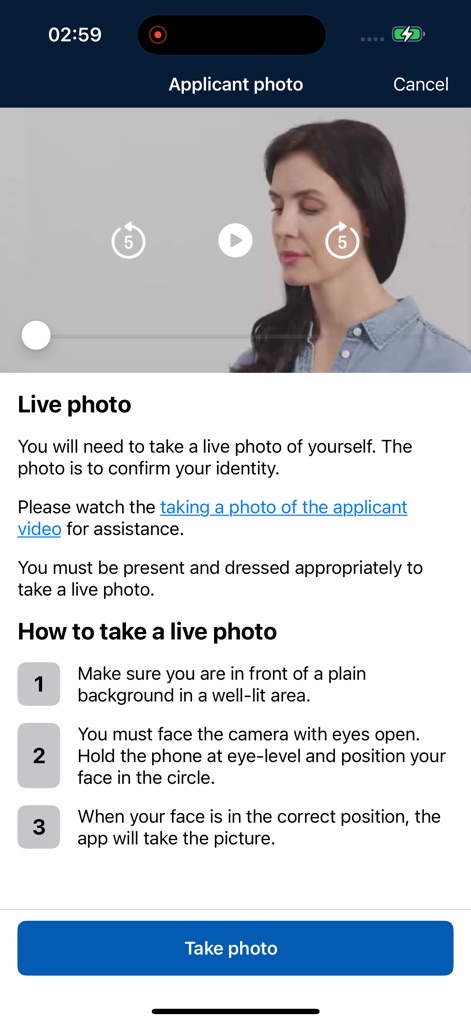 AustralianETA - L'app abilita l'acquisizione di una foto dal vivo per la verifica dell'identità, fornendo istruzioni concise e un'anteprima video esplicativa per assistere l'utente.