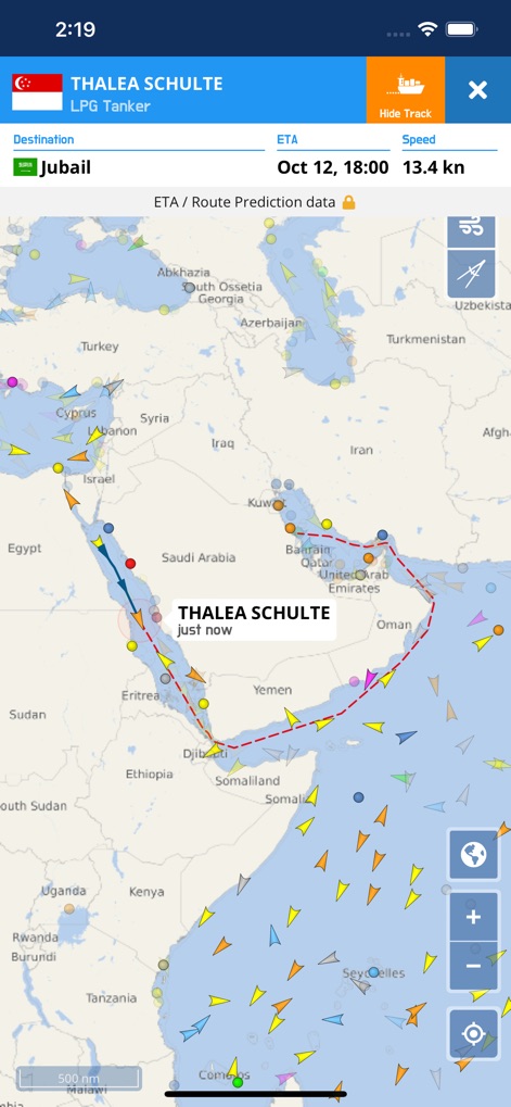 VesselFinder - Dieses Tool zeigt die voraussichtliche Route eines Schiffes mit einer gestrichelten Linie und präsentiert präzise ETA-Daten für die Ankunft im nächsten Hafen.