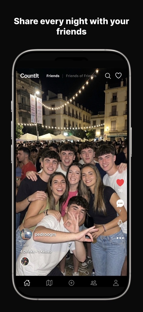 CountIt: Party Countdown - ユーザーは、グループ写真の共有を通じて友達との夜の思い出を分かち合うことができ、写真の下には「4 Drinks・1 Kebab」のような活動カウンターが表示されます。