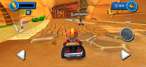 Boom Karts Multiplayer Racing - Esta imagem revela uma seção de pista dentro de uma caverna com um design intrincado, onde os outros karts competidores são visíveis, intensificando a sensação de uma corrida subterrânea desafiadora.