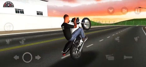 Openworld Moto Bike Stunt Game - Esta captura revela la libertad de los usuarios para realizar acrobacias, como un caballito, contra un cielo teñido de naranja al atardecer, mientras el piloto navega por una carretera sinuosa en un entorno más natural.