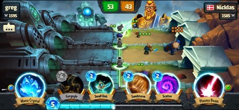 Spellbinders - L'app presenta un'intensa schermata di battaglia MOBA-lite con un'arena industriale e mostra un arsenale di incantesimi devastanti, inclusi "Plasma Beam" e "Scatter", pronti per essere lanciati.