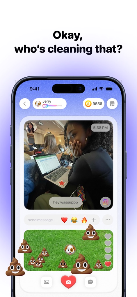 PicPet - Si la mascota no es alimentada, la aplicación muestra las consecuencias de la negligencia con múltiples emojis de caca alrededor de la mascota en un entorno de césped, lo que impulsa la interacción.