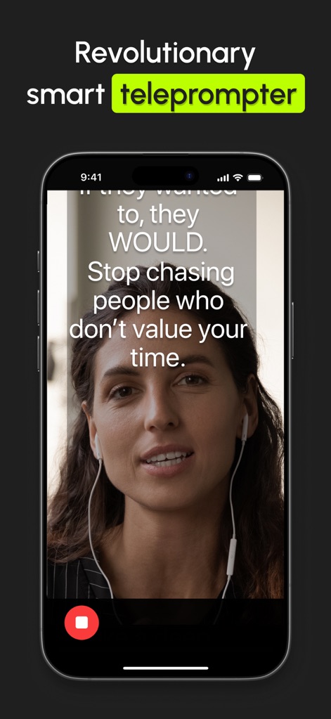 AutoCap: Auto Video Captions - O aplicativo apresenta um teleprompter inovador que se adapta ao ritmo de fala do usuário, com o texto fluindo naturalmente sobre o vídeo e a frase "Revolutionary smart teleprompter" destacando sua funcionalidade avançada.