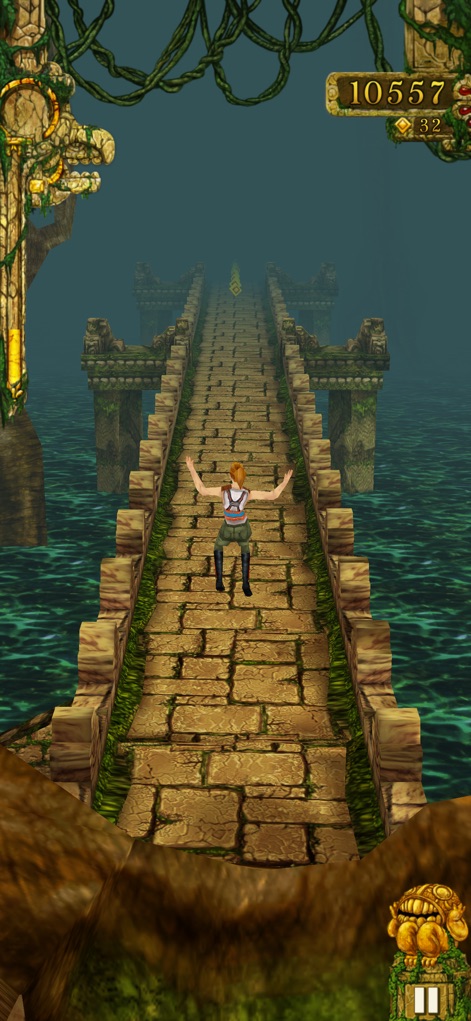 Temple Run - Die App zeigt den Beginn einer Flucht über eine weite, steinerne Brücke, die sich in einer mysteriösen, nebligen Umgebung verliert, um dem Verfolger zu entkommen.