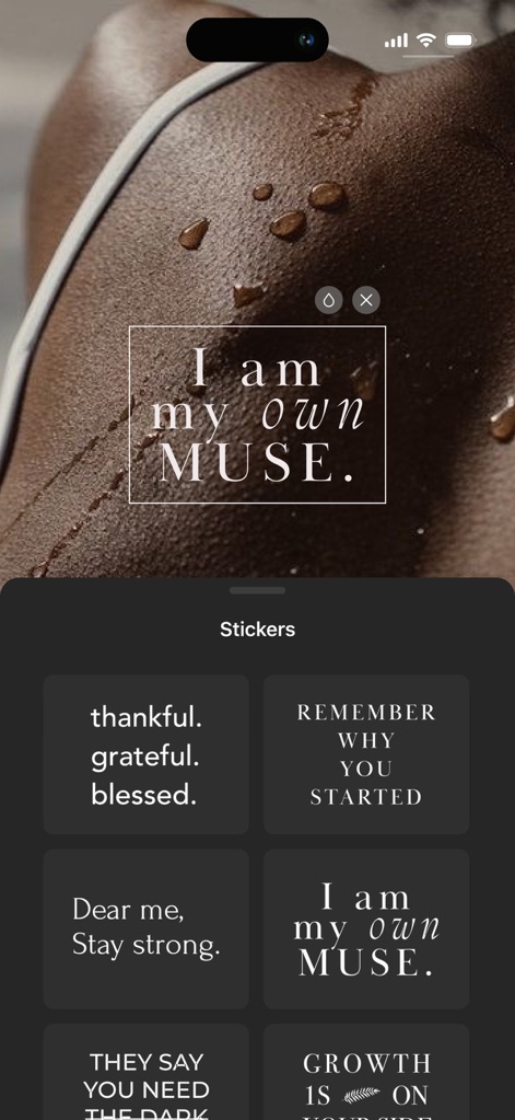 Cool Aesthetic Wallpapers 4K - Esta herramienta permite a los usuarios realzar sus imágenes con pegatinas motivacionales y la personalización de texto, como el mensaje 'I am my own MUSE', para una expresión única.