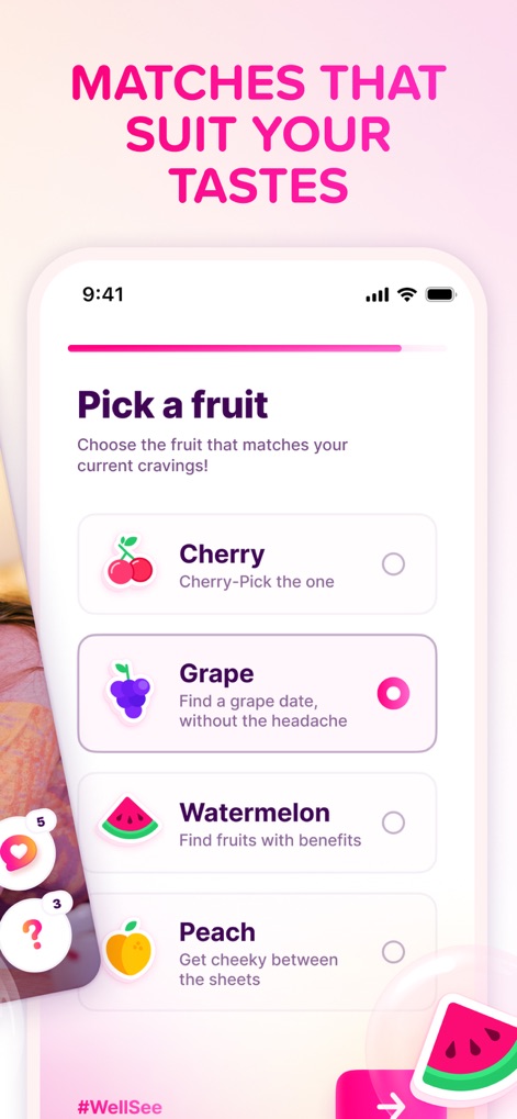Fruitz: Match, Chat & Dating - Esta interfaz permite a los usuarios seleccionar su intención de relación mediante una metáfora frutal. Las opciones, como 'Cherry' para algo serio y 'Peach' para encuentros casuales, se presentan claramente.