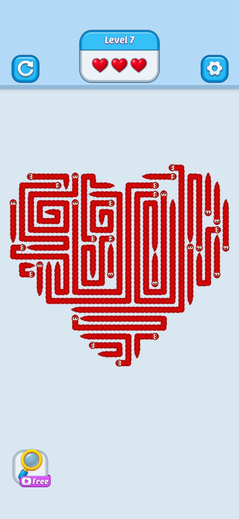 Wiggle Escape: Snake Puzzle - 赤いヘビが織りなすハート型のパズルで、レベル7の論理的思考が試されます。このビジュアルでは、絡み合った赤いヘビと画面上部の残機表示（ハート3つ）が特徴です。
