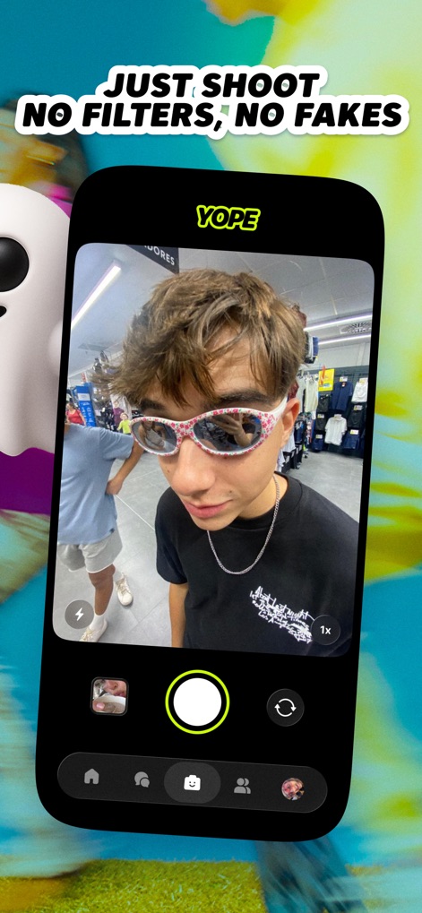 yope: friends-only pics - Esta funcionalidade de câmera incentiva a autenticidade, permitindo capturar imagens como a de um jovem com óculos de sol sem o uso de filtros ou edições, com um botão de disparo proeminente.