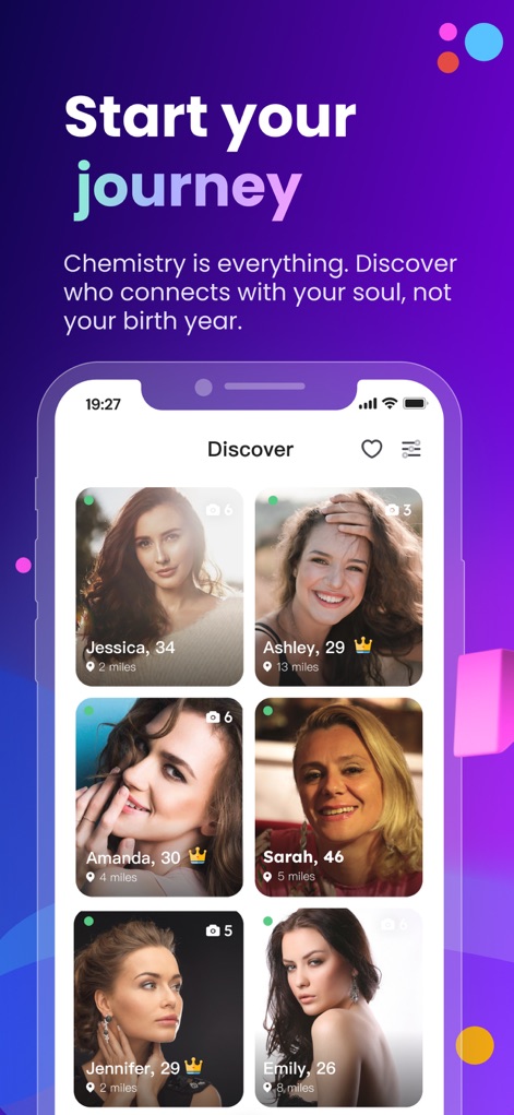 Cougar Dating: Age Gap Love - ユーザーは「Discover」画面で、名前、年齢、距離が明記された複数ユーザーのプロフィールカードを閲覧し、画面上部のフィルターアイコンからさらに検索条件を調整できます。