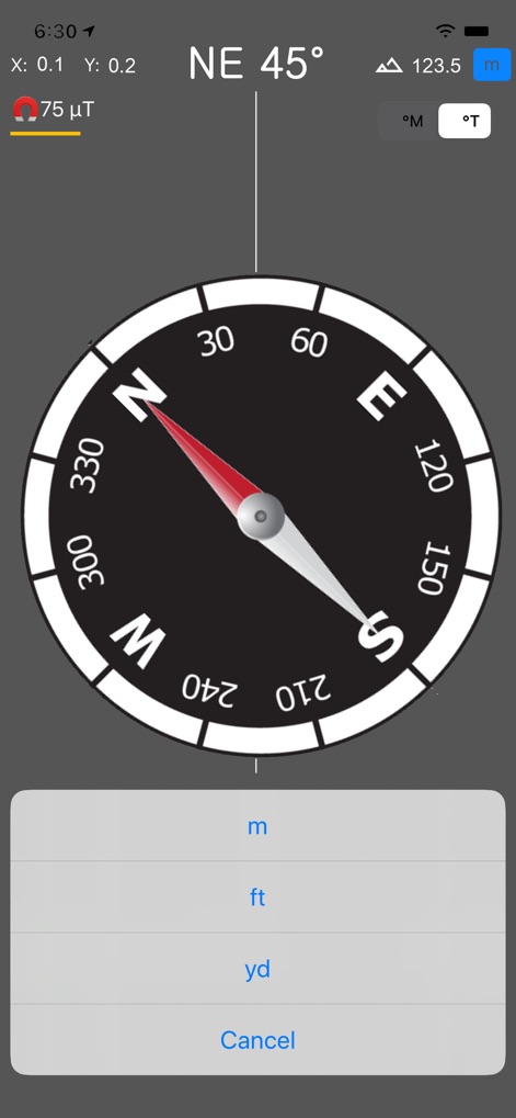 Compass & GPS - Esta tela demonstra a flexibilidade do aplicativo, permitindo a personalização de unidades de medida para a altitude e exibindo a indicação do campo magnético para garantir precisão em diversas situações de uso.