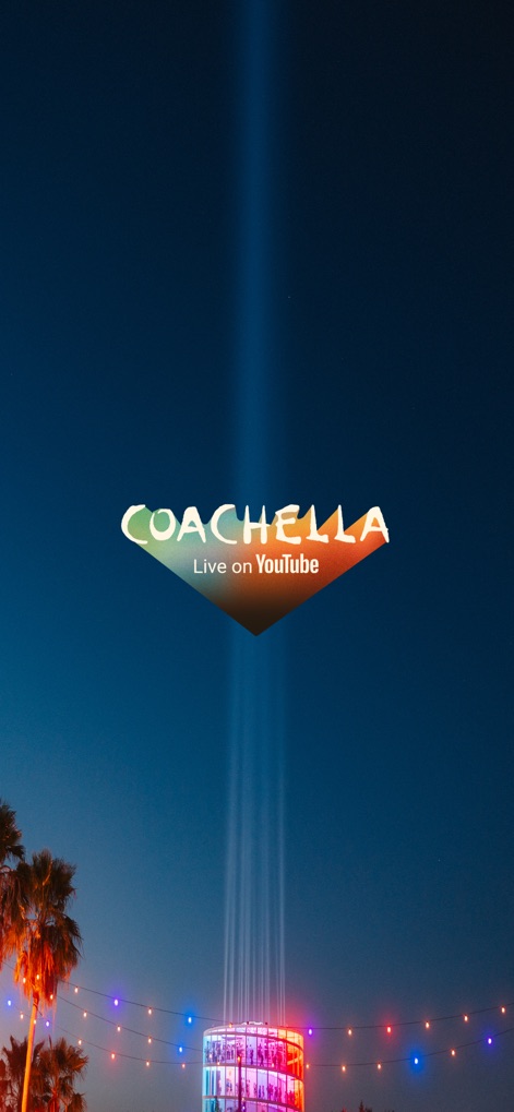 Coachella Livestream - La pantalla de bienvenida de la aplicación Coachella Livestream impresiona con el icónico logo del festival iluminado y la evocadora estructura de luz que se proyecta hacia el cielo.