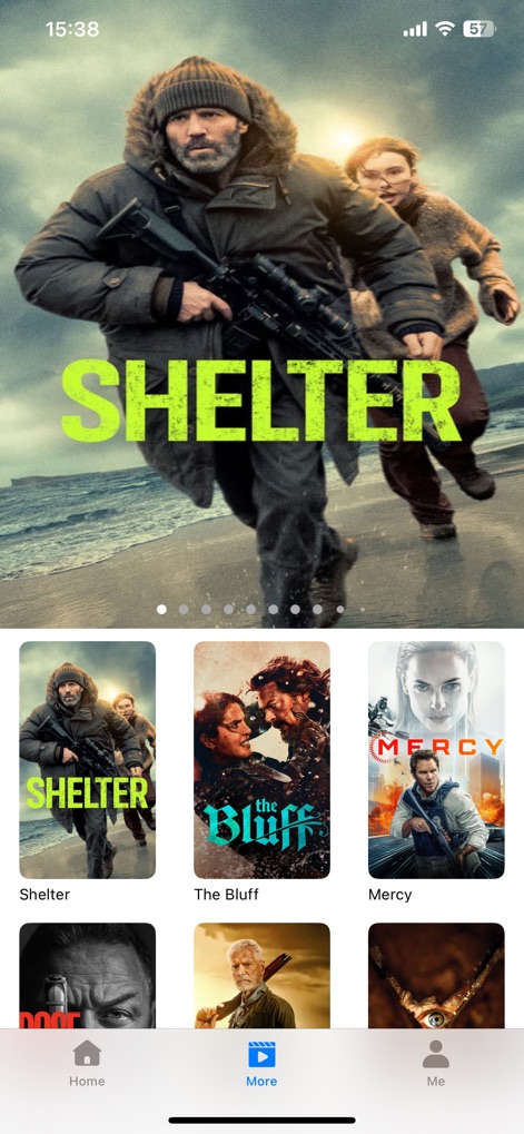 PlayShots - Los usuarios pueden descubrir las últimas tendencias cinematográficas a través de un carrusel de pósters destacados y una cuadrícula de miniaturas de películas, mostrando tanto los títulos de películas principales como una selección variada en la parte inferior de la pantalla.