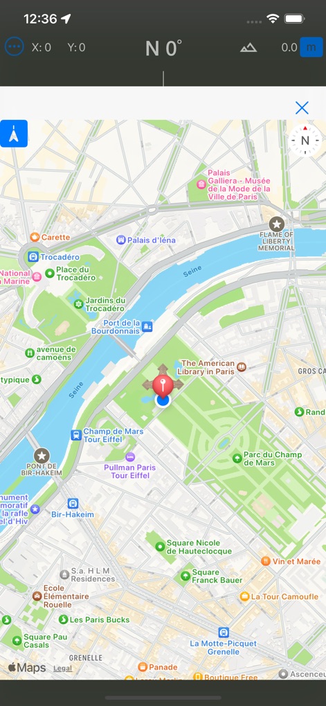 Compass & GPS - A imagem ilustra a capacidade do aplicativo de mostrar a localização atual do usuário através de uma visualização do mapa detalhada e um marcador de localização preciso, facilitando a navegação em ambientes desconhecidos.