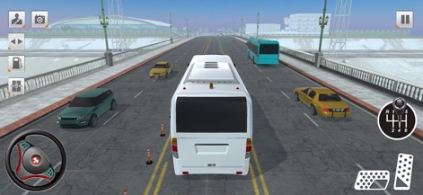 Bus Simulator Driving Game 3D - El autobús transita un puente urbano en medio del tráfico, mostrando la diversidad de entornos de conducción y el sistema de manejo.