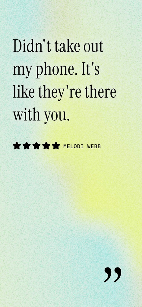 Le Walk: Audio Guides & Tours - 이 스크린샷은 'Melodi Webb'이라는 사용자의 긍정적인 평가 문구와 별 다섯 개 평점을 통해, Le Walk 앱이 제공하는 몰입감 있는 경험에 대한 만족도를 보여줍니다.