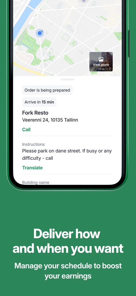 Bolt Food Courier - Questo strumento fornisce informazioni dettagliate sull'ordine in preparazione, inclusi il tempo stimato di arrivo ("Arrive in 15 min") e istruzioni specifiche per la consegna, garantendo un processo fluido.