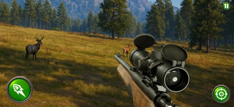 Deer Hunter 2026 Hunting Games - Los usuarios pueden apreciar un amplio paisaje de pradera con pinos, mientras sostienen un rifle detallado en primera persona, preparándose para la caza de dos ciervos distantes.