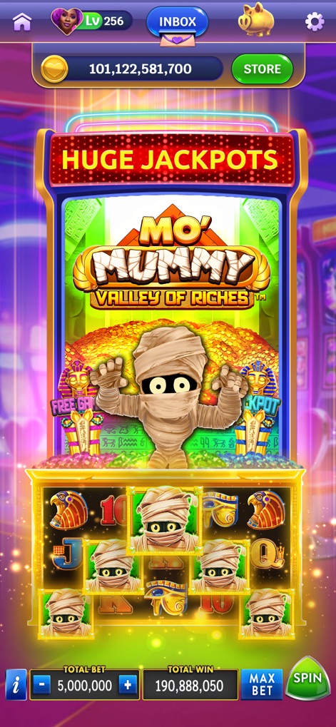 Heart of Vegas - Casino Slots - Dieses Spiel präsentiert den aufregenden 'Mo' Mummy' Slot, wo Spieler den charmanten Mumien-Charakter und Banner mit 'HUGE JACKPOTS' entdecken können.