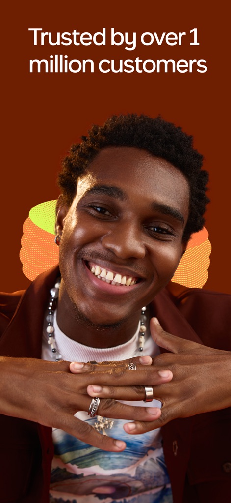 Cowrywise: Save & Invest Money - 満足げな表情のユーザーは、100万人以上の顧客からの信頼を得ているこのアプリの確かな実績を象徴しています。