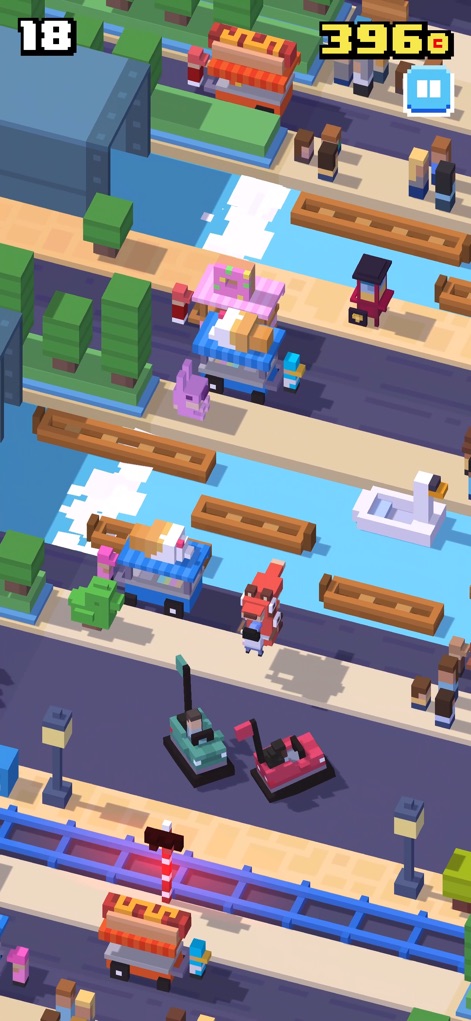 Crossy Road - Esta herramienta ofrece una sección de ciudad con vehículos inusuales como autos de choque, donde el personaje navega entre el tráfico y los carros que transportan animales.