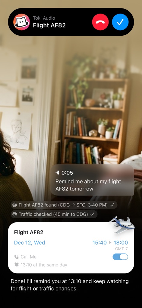 Toki: AI Scheduling & Tasks - Esta herramienta gestiona recordatorios de eventos específicos como vuelos, mostrando detalles de ruta (CDG -> SFO) y permitiendo a los usuarios programar recordatorios de llamada ("Call Me") para asegurarse de no perder información crucial.