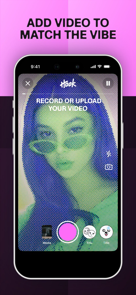 Hook - Remix & Mashup Maker - Os usuários podem gravar ou carregar seus próprios vídeos para acompanhar os remixes, utilizando a câmera integrada do aplicativo ou selecionando mídias existentes através do botão 'Media'.