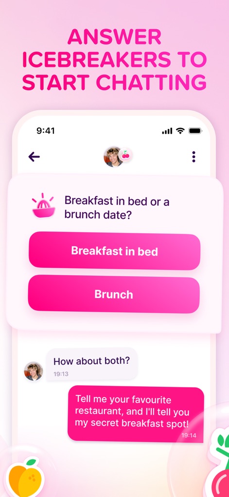 Fruitz: Match, Chat & Dating - La herramienta facilita el inicio de conversaciones con preguntas interactivas. Los usuarios pueden responder a 'Breakfast in bed or a brunch date?' mediante botones predefinidos, fomentando la interacción.