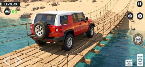 Offroad Prado Car Driving 2025 - Esta captura presenta un SUV rojo y blanco cruzando un precario puente de madera sobre agua, ilustrando la variedad de obstáculos y el entorno acuático interactivo.